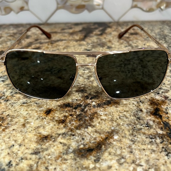 NWOT Kenneth Cole Reaction sunglasses - Picture 2 of 8